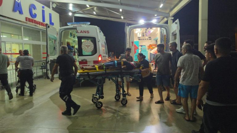 Adana'da iki otomobil çarpıştı: 4 yaralı