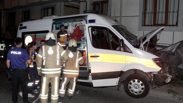 Hasta taşıyan ambulans kaza yaptı: 3 sağlık çalışanı yaralandı