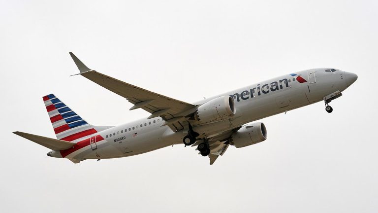 Uçuş kodu karışıklığı nedeniyle iki American Airlines uçağı kazadan kıl payı kurtuldu