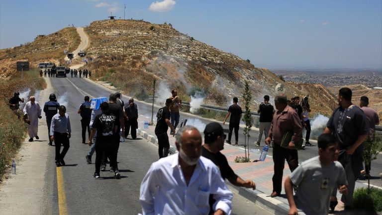 Soykırımcı İsrail'in Batı Şeria'da Filistinlilere yönelik saldırıları ve gaspları sürüyor