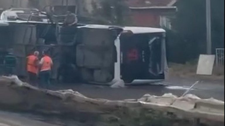 İstanbul'da servis otobüsü devrildi: 15 yaralı