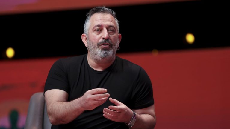 Cem Yılmaz rahatsızlandığı Çanakkale'de hastaneye kaldırıldı