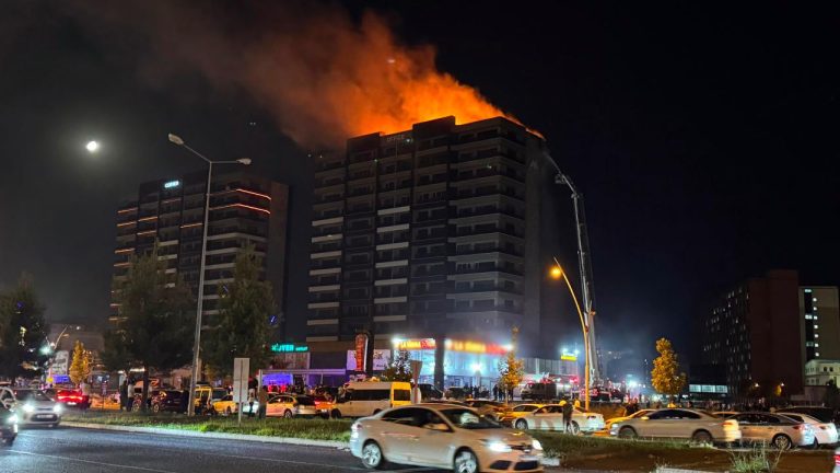 Diyarbakır'da plazada çıkan yangın söndürüldü