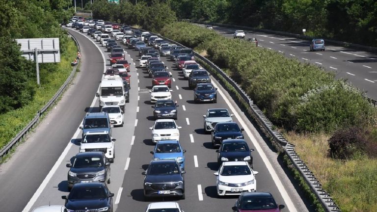 Trafikteki araç sayısı 207 bin 508 arttı