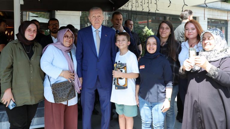 Cumhurbaşkanı Erdoğan, İstanbul'da esnafı ziyaret etti
