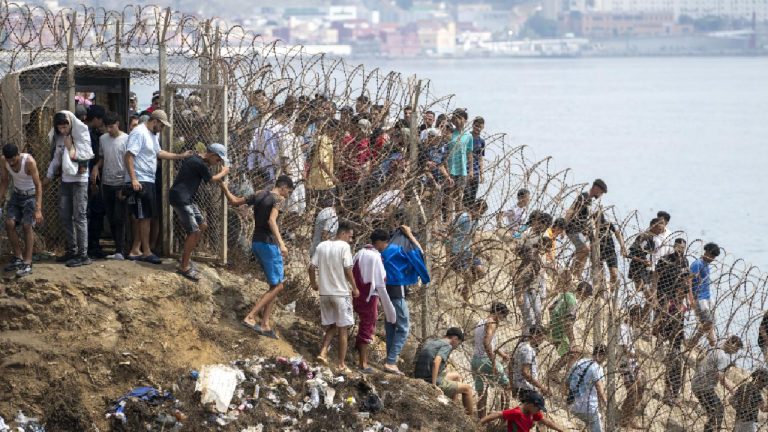 İspanya'nın, Fas'tan Sebte'ye geçen 500 çocuğu ana karaya kabul etmeye hazırlandığı iddia edildi