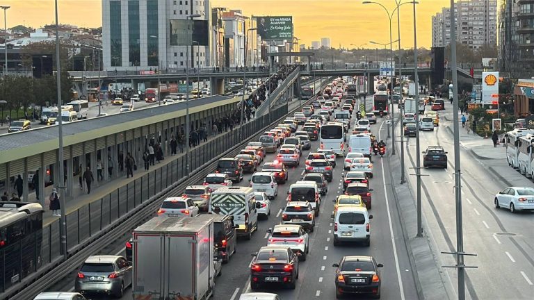 İstanbul'da sürücüler dikkat: Çok sayıda yol trafiğe kapandı