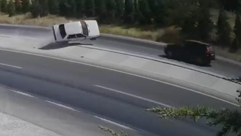 Konya'daki feci kaza kamerada: Otomobil kağıt gibi savruldu