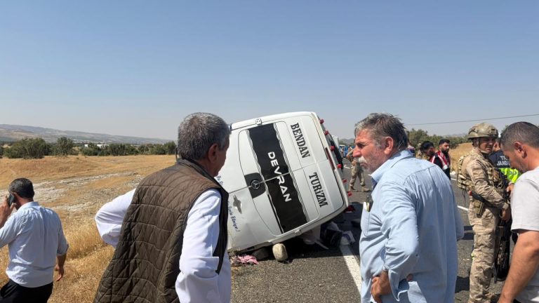 Diyarbakır'da devrilen minibüsteki 7 kişi öldü, 9 kişi yaralandı