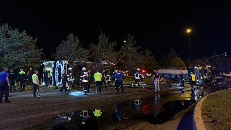Yolcu otobüsü benzin tankeriyle çarpıştı: 2'si ağır 38 yaralı