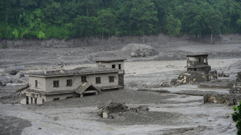 Nepal'de selde hayatını kaybedenlerin sayısı 157'ye yükseldi