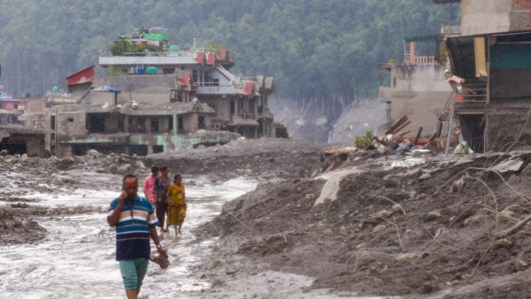 Nepal'deki selde hayatını kaybedenlerin sayısı 794'e yükseldi