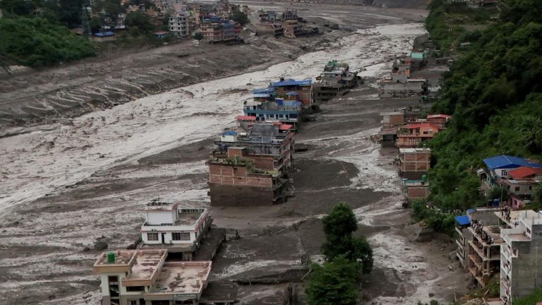 Nepal'deki selde hayatını kaybedenlerin sayısı 903'e yükseldi