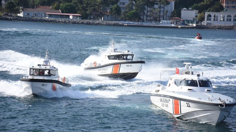 Sahil Güvenlik ekipleri denizlerde kaçakçılara geçit vermedi