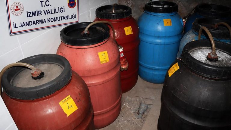 İzmir'de 2 bin 200 litre sahte alkol ele geçirildi