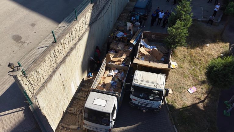 Sitede çöp alarmı: 4 kamyon atık temizlendi