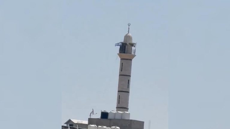 İşgalci İsrail ordusu, Batı Şeria'da bir caminin minaresine İsrail bayrağı çekti