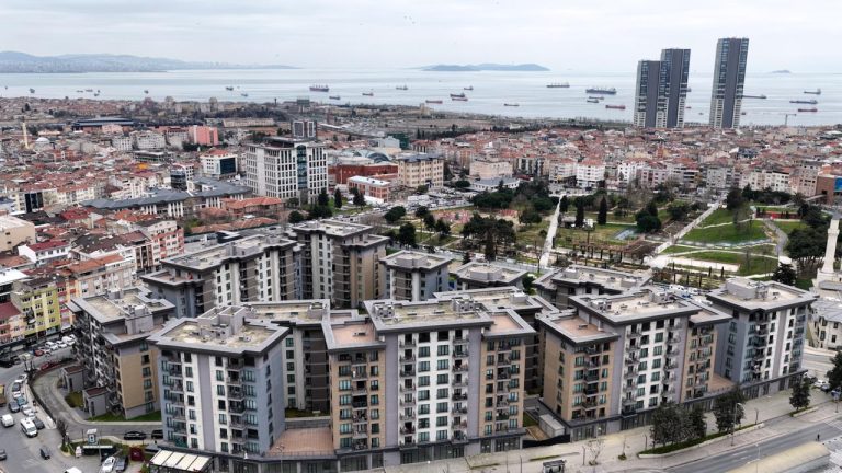 Zeytinburnu'nda kentsel dönüşüm seferberliği: 67 bina Yarısı Bizden ile dönüşüyor