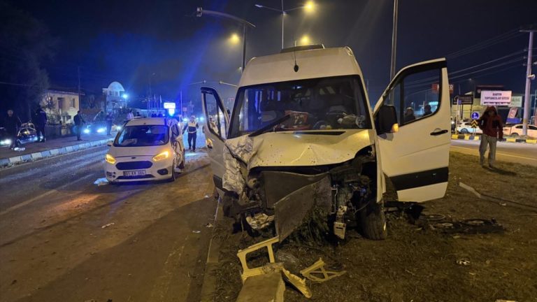 Bartın'da minibüs ile hafif ticari araç çarpıştı: 21 yaralı