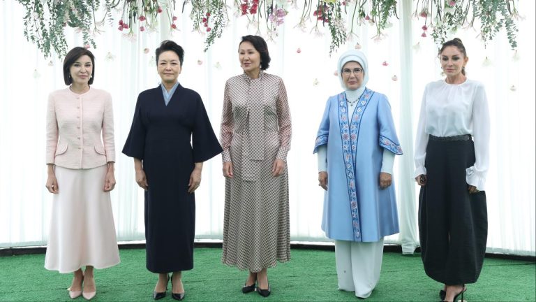 Emine Erdoğan Kırgızistan'da lider eşleriyle buluştu