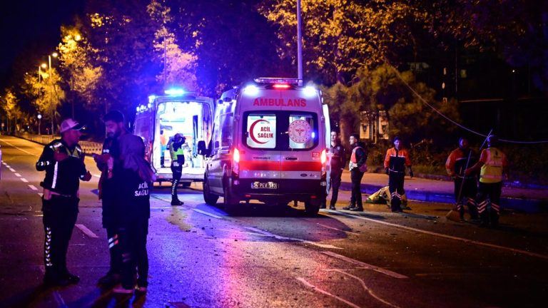 İki otomobil çarpıştı: 9 yaralı
