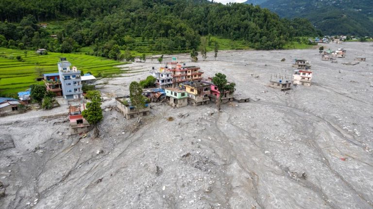 Nepal'deki sel felaketinde hayatını kaybedenlerin sayısı 1451'e yükseldi