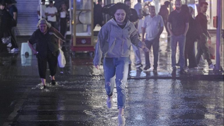 Ankara'da gök gürültülü sağanak etkili oldu