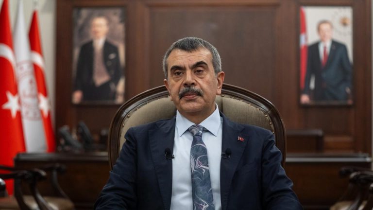 Bakan Tekin: Türkiye'de sınıf mevcutları 21 kişi