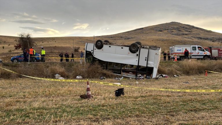 Afyonkarahisar'da işçi servisi devrildi: 1 ölü, 27 yaralı