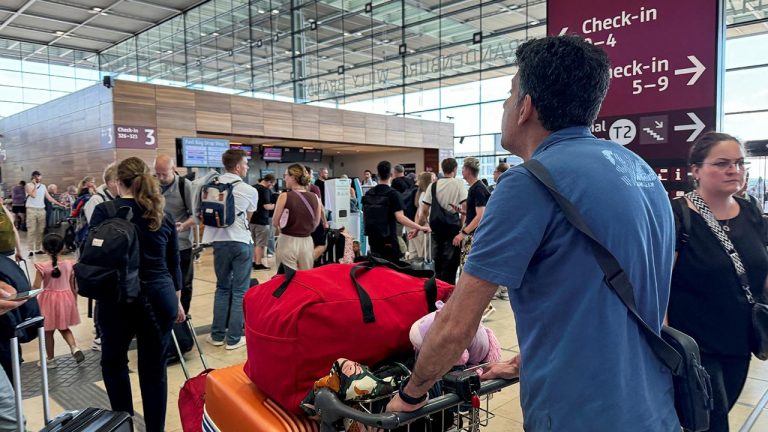 AB, havalimanlarında uygulanan Giriş/Çıkış Sistemi'ndeki aksaklıklardan üye ülkeleri sorumlu tuttu