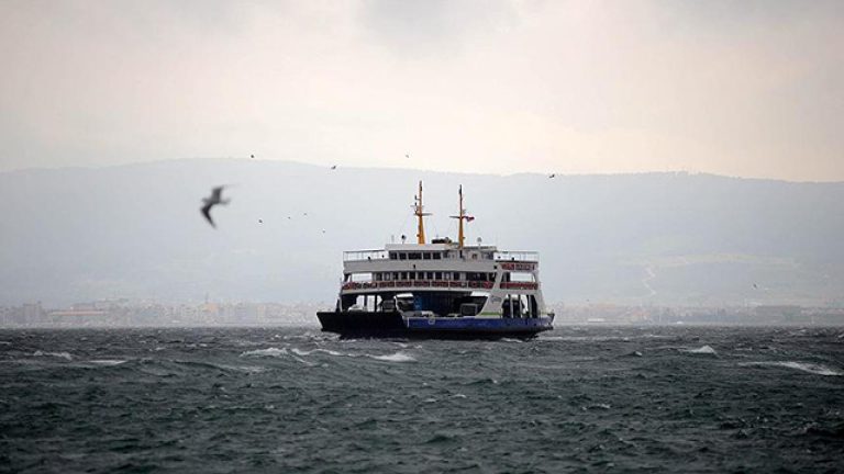 Gökçeada ve Bozcaada hatlarındaki feribot seferlerine fırtına engeli