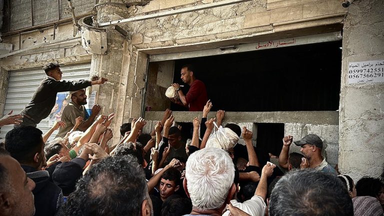 Gazze'de, soykırımcı İsrail'in un sevkiyatına izin vermemesi nedeniyle fırınların çoğu faaliyetlerini durdurdu