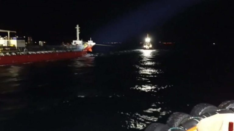 Çanakkale Boğazı'nda arızalanan gemi güvenli bölgeye demirletildi