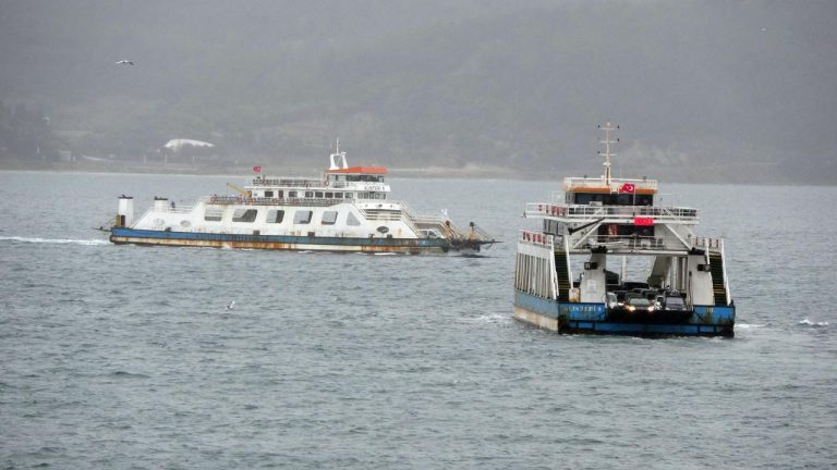 Bozcaada ve Gökçeada feribot seferlerine hava engeli