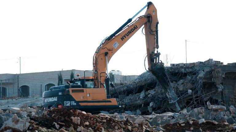 İşgalci İsrail ordusu Batı Şeria ve Doğu Kudüs'te Filistinlilere ait 3 evi yıktı