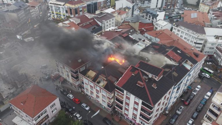 İstanbul'da 5 katlı binada yangın