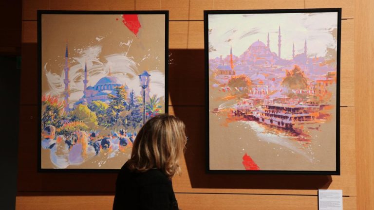'İstanbul: Bir Şehir, Bin Bakış' sergisi Paris'te sanatseverlerle buluştu