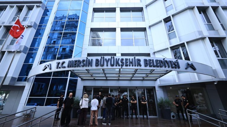 Mersin'de 3 belediyeye yolsuzluk operasyonu: 59 şüpheli adliyeye sevk edildi