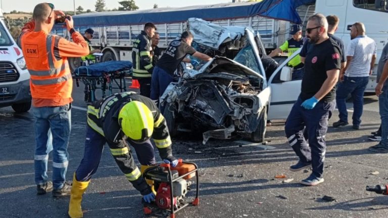 Mersin'de tıra çarpan hafif ticari araçtaki 2 kişi öldü