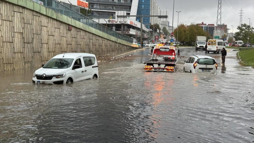 İstanbul'da sağanak hayatı olumsuz etkiledi