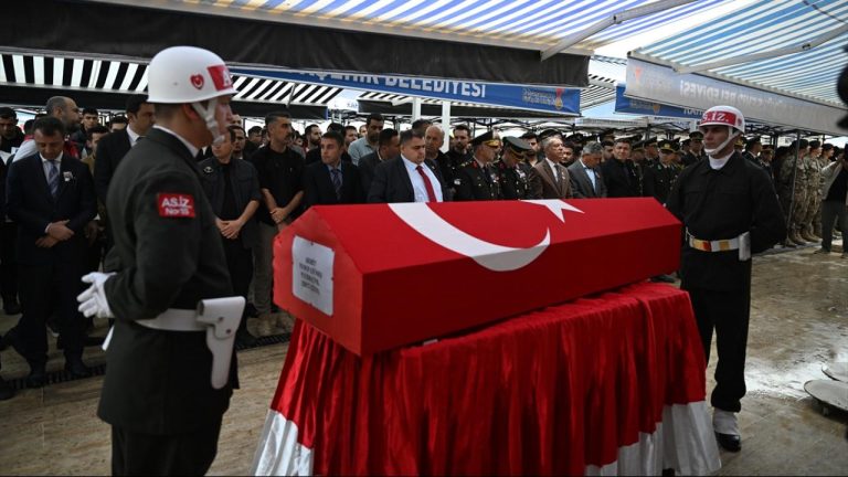 Görev sırasında şehit olan askerimiz son yolculuğuna uğurlandı