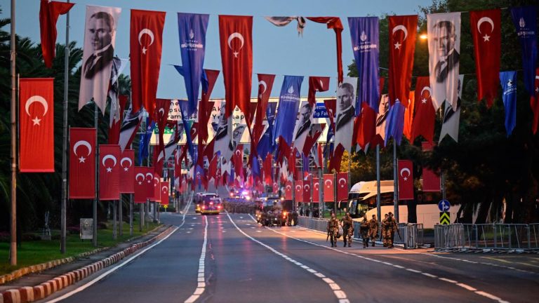 Vatan Caddesi'ndeki 29 Ekim kortej geçişi ertelendi