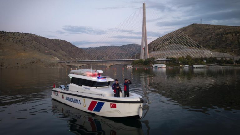 Jandarmanın yüzen karakolu 7/24 görev başında